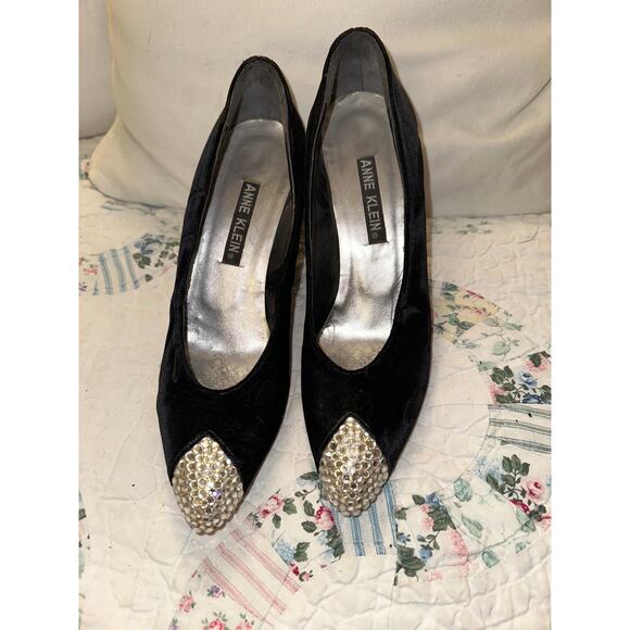 VINTAGE ANNE KLEIN BLACK VELVET & RHINESTONE CRYSTAL DRESSY CAP TOE PUMPS 7.5N - Picture 4 of 10